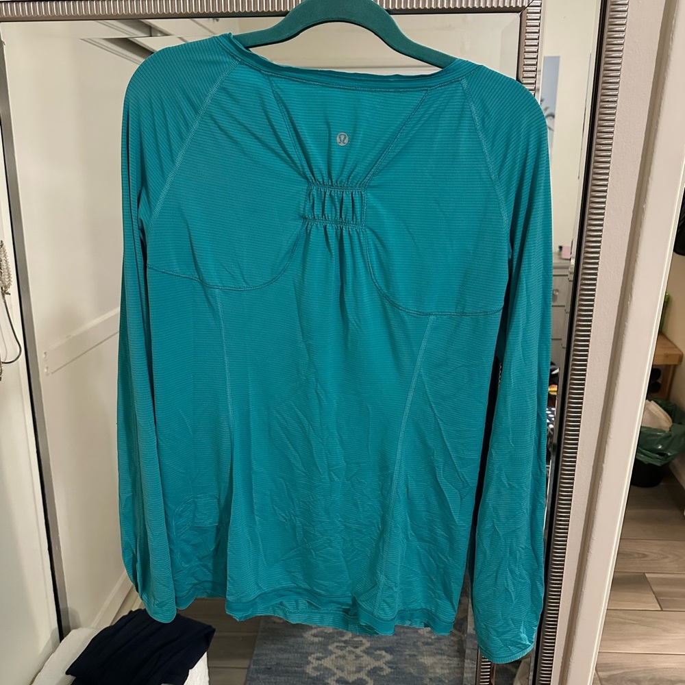 Lululemon workout top